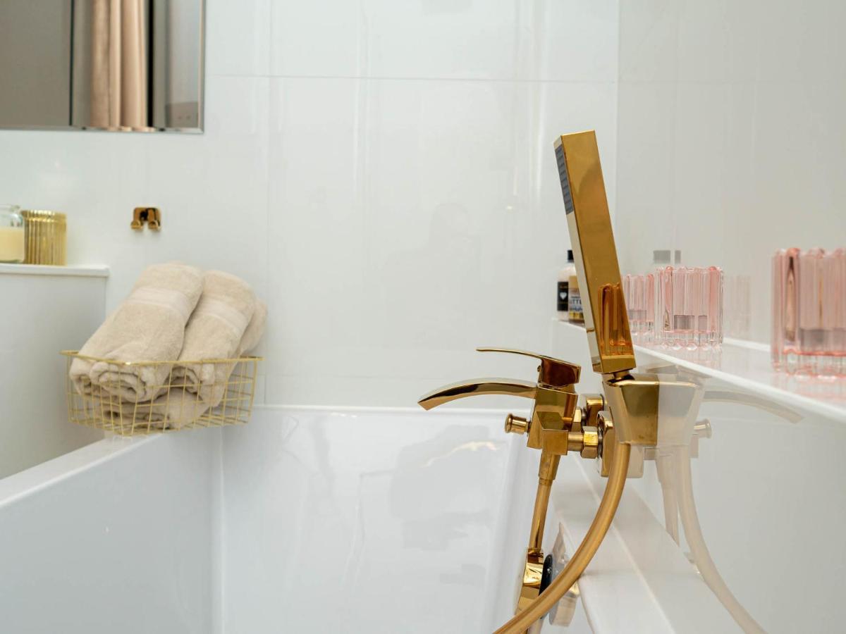 Apartament Gold Aleja Nmp 8 - Free Parking Częstochowa Buitenkant foto