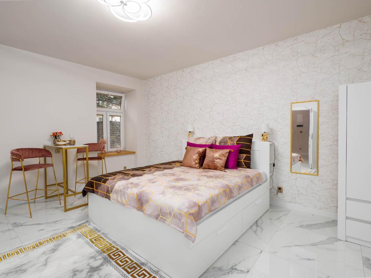 Apartament Gold Aleja Nmp 8 - Free Parking Częstochowa Buitenkant foto